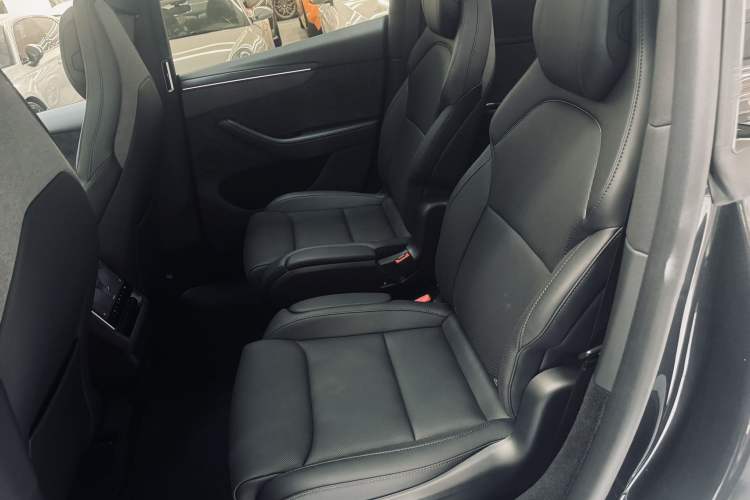 Used Tesla Model Y L 2025 Model Long-Range All-Wheel-Drive Version Interior 4