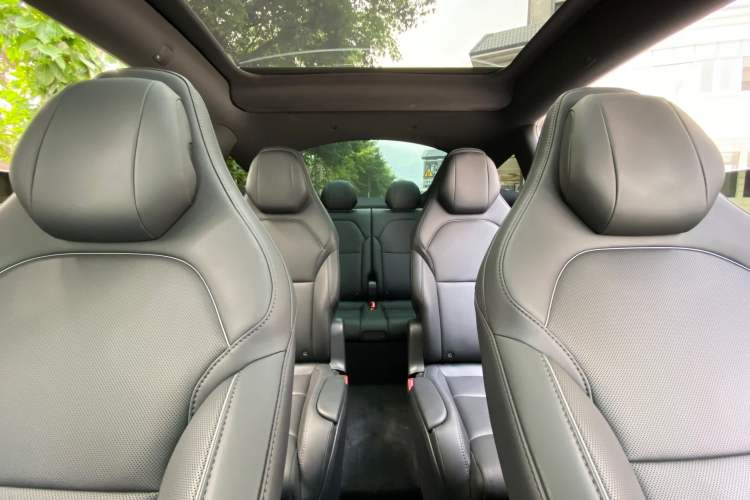 Used Tesla Model Y L 2025 Model Long-Range All-Wheel-Drive Version Interior 5