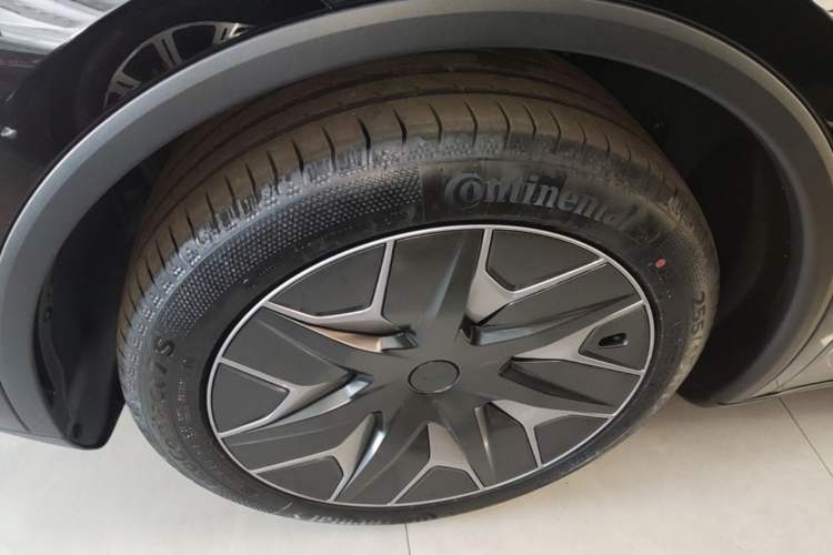Used Tesla Model Y L 2025 Model Long-Range All-Wheel-Drive Version Left Front Wheel Hub