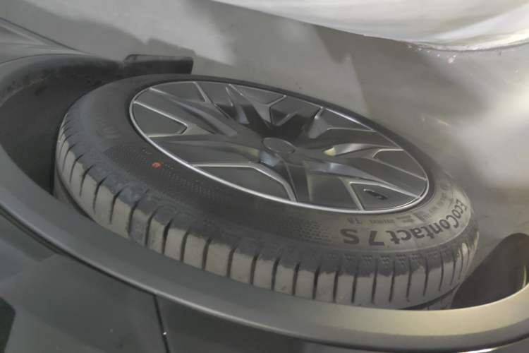Used Tesla Model Y L 2025 Model Long-Range All-Wheel-Drive Version Left Front Wheel Hub