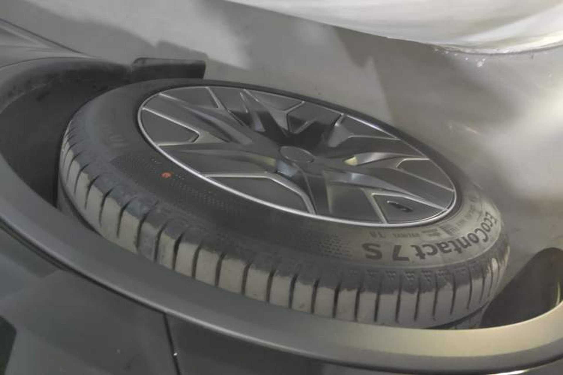 Used Tesla Model Y L 2025 Model Long-Range All-Wheel-Drive Version Left Front Wheel Hub