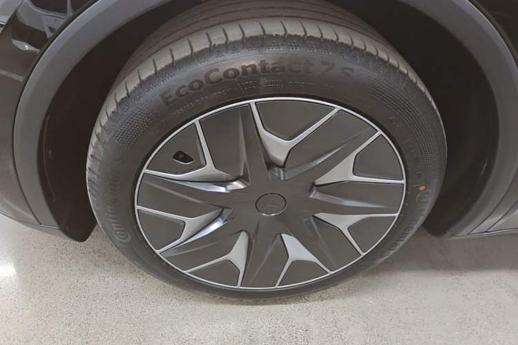 Used Tesla Model Y L 2025 Model Long-Range All-Wheel-Drive Version Left Front Wheel Hub