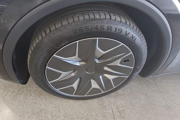 Used Tesla Model Y L 2025 Model Long-Range All-Wheel-Drive Version Left Front Wheel Hub