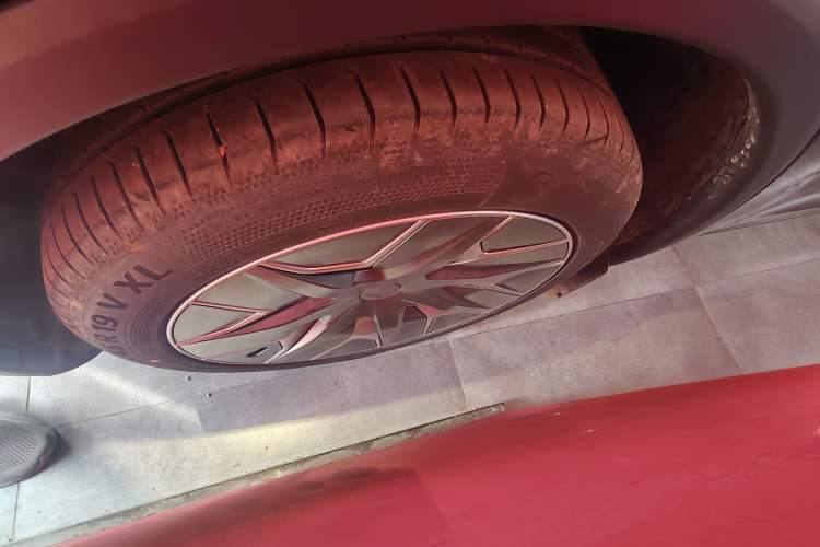 Used Tesla Model Y L 2025 Model Long-Range All-Wheel-Drive Version Left Front Wheel Hub