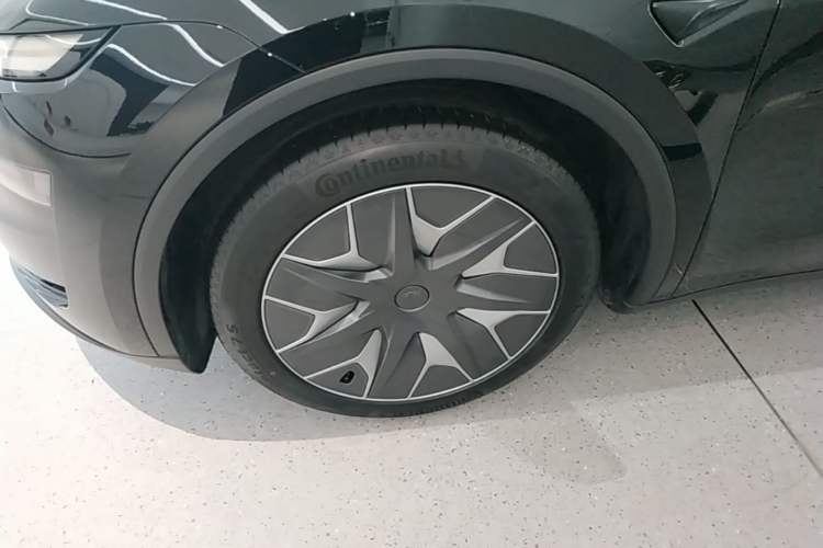 Used Tesla Model Y L 2025 Model Long-Range All-Wheel-Drive Version Left Front Wheel Hub