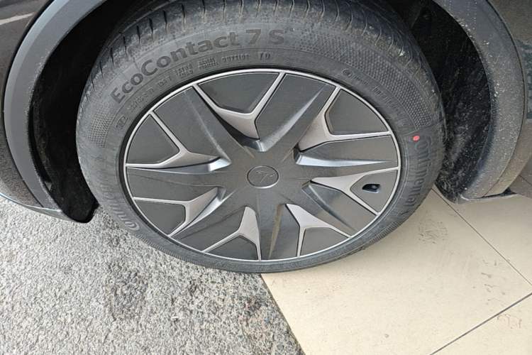 Used Tesla Model Y L 2025 Model Long-Range All-Wheel-Drive Version Left Front Wheel Hub