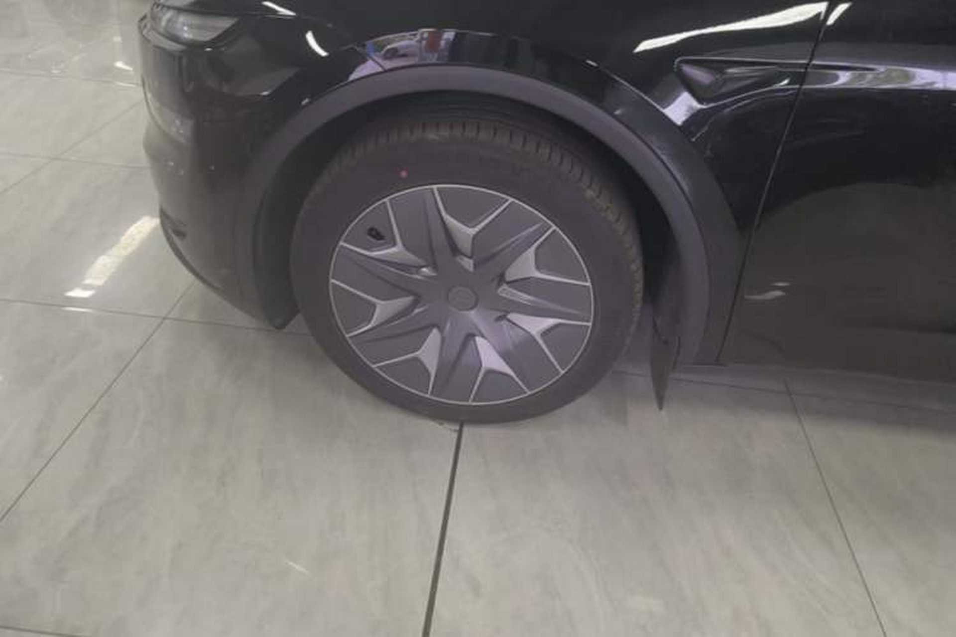 Used Tesla Model Y L 2025 Model Long-Range All-Wheel-Drive Version Left Front Wheel Hub
