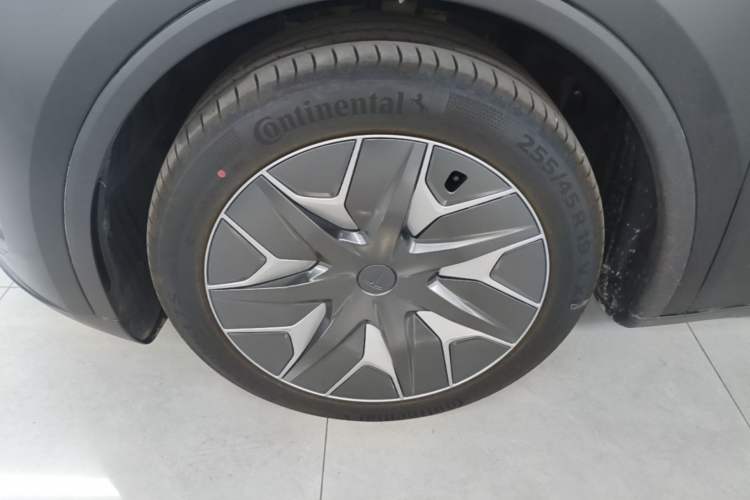 Used Tesla Model Y L 2025 Model Long-Range All-Wheel-Drive Version Left Front Wheel Hub