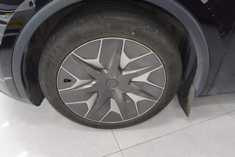 Used Tesla Model Y L 2025 Model Long-Range All-Wheel-Drive Version Left Front Wheel Hub