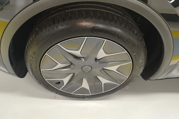 Used Tesla Model Y L 2025 Model Long-Range All-Wheel-Drive Version Left Front Wheel Hub