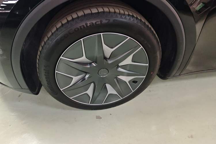 Used Tesla Model Y L 2025 Model Long-Range All-Wheel-Drive Version Left Front Wheel Hub