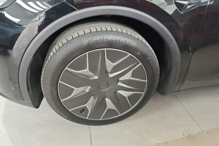 Used Tesla Model Y L 2025 Model Long-Range All-Wheel-Drive Version Left Front Wheel Hub