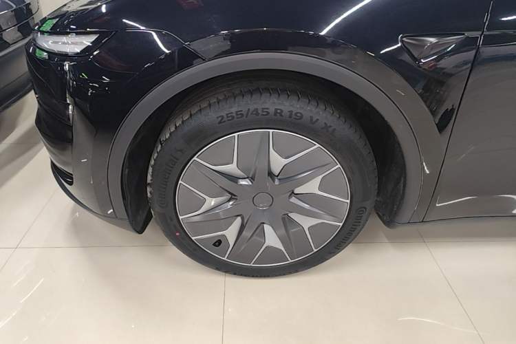 Used Tesla Model Y L 2025 Model Long-Range All-Wheel-Drive Version Left Front Wheel Hub