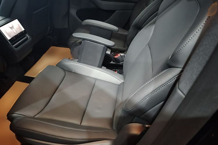 Used Tesla Model Y L 2025 Model Long-Range All-Wheel-Drive Version Left Rear Seat