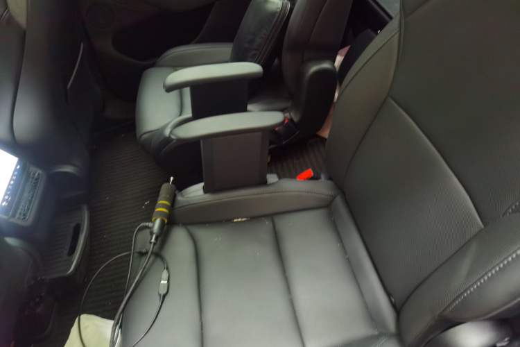 Used Tesla Model Y L 2025 Model Long-Range All-Wheel-Drive Version Left Rear Seat