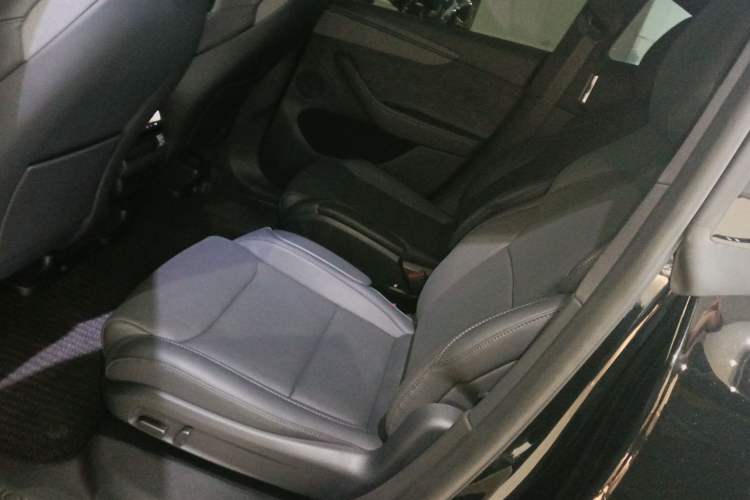 Used Tesla Model Y L 2025 Model Long-Range All-Wheel-Drive Version Left Rear Seat