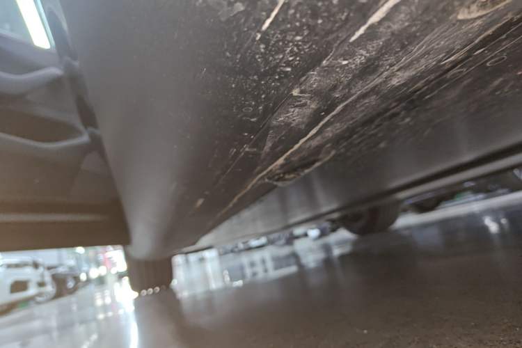 Used Tesla Model Y L 2025 Model Long-Range All-Wheel-Drive Version Left Side Sill