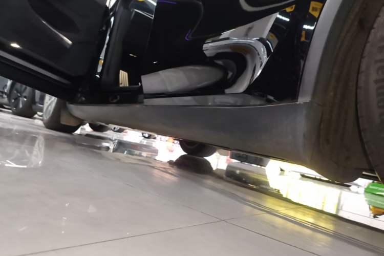 Used Tesla Model Y L 2025 Model Long-Range All-Wheel-Drive Version Left Side Sill