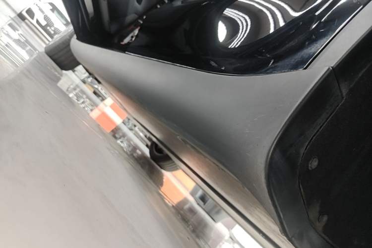 Used Tesla Model Y L 2025 Model Long-Range All-Wheel-Drive Version Left Side Sill