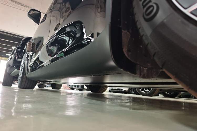 Used Tesla Model Y L 2025 Model Long-Range All-Wheel-Drive Version Left Side Sill