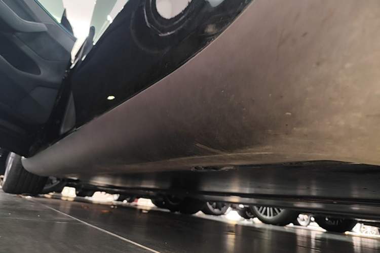 Used Tesla Model Y L 2025 Model Long-Range All-Wheel-Drive Version Left Side Sill