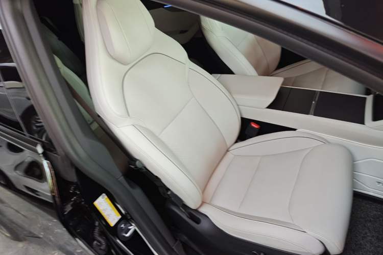 Used Tesla Model Y L 2025 Model Long-Range All-Wheel-Drive Version Right Front Seat