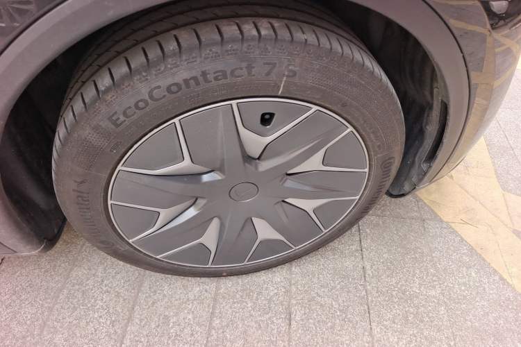 Used Tesla Model Y L 2025 Model Long-Range All-Wheel-Drive Version Right Front Wheel Hub