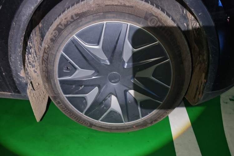 Used Tesla Model Y L 2025 Model Long-Range All-Wheel-Drive Version Right Front Wheel Hub