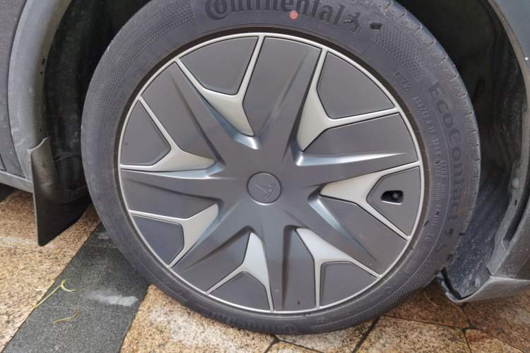 Used Tesla Model Y L 2025 Model Long-Range All-Wheel-Drive Version Right Front Wheel Hub
