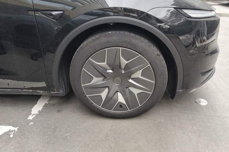 Used Tesla Model Y L 2025 Model Long-Range All-Wheel-Drive Version Right Front Wheel Hub