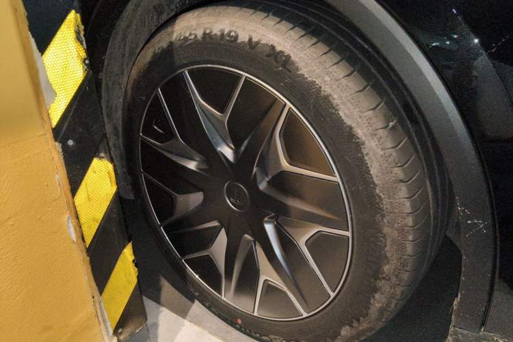Used Tesla Model Y L 2025 Model Long-Range All-Wheel-Drive Version Right Front Wheel Hub