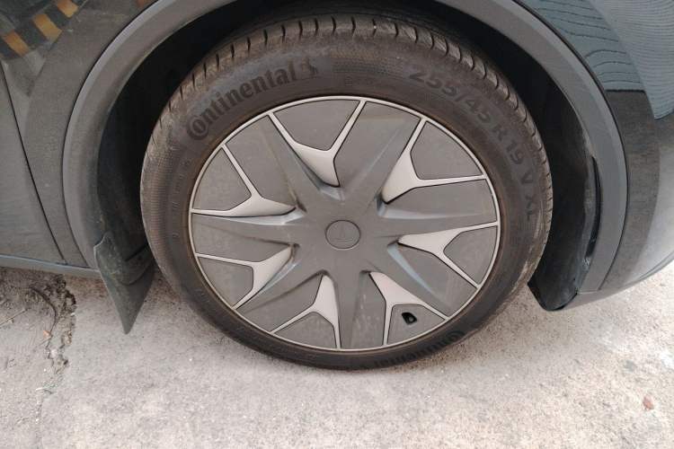 Used Tesla Model Y L 2025 Model Long-Range All-Wheel-Drive Version Right Front Wheel Hub