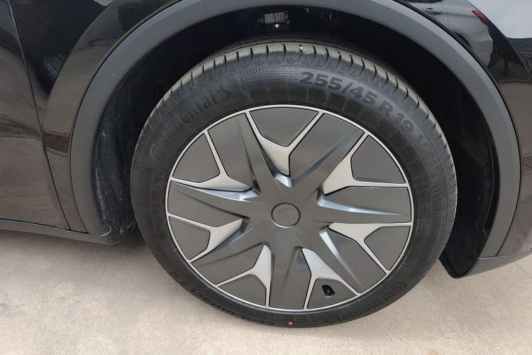 Used Tesla Model Y L 2025 Model Long-Range All-Wheel-Drive Version Right Front Wheel Hub