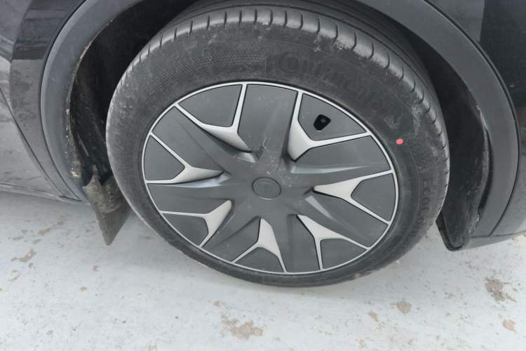 Used Tesla Model Y L 2025 Model Long-Range All-Wheel-Drive Version Right Front Wheel Hub