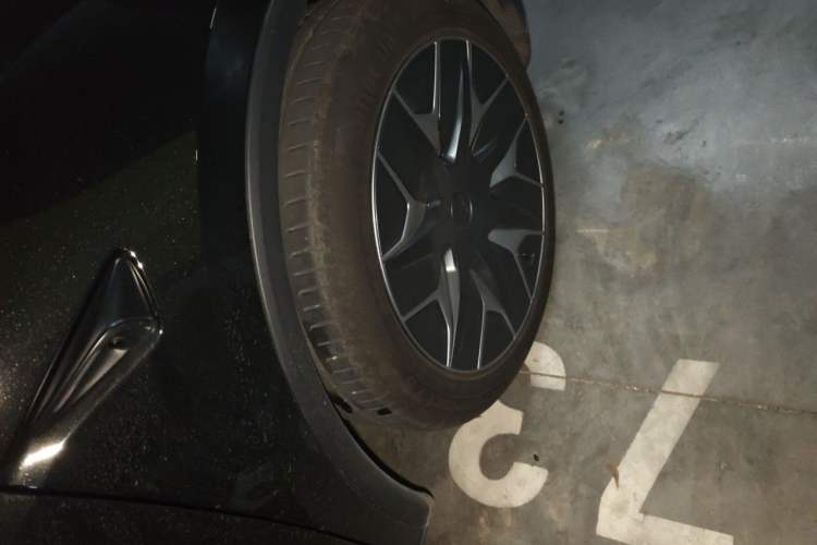 Used Tesla Model Y L 2025 Model Long-Range All-Wheel-Drive Version Right Front Wheel Hub
