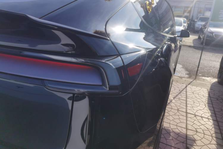 Used Tesla Model Y L 2025 Model Long-Range All-Wheel-Drive Version Right Rear Taillight