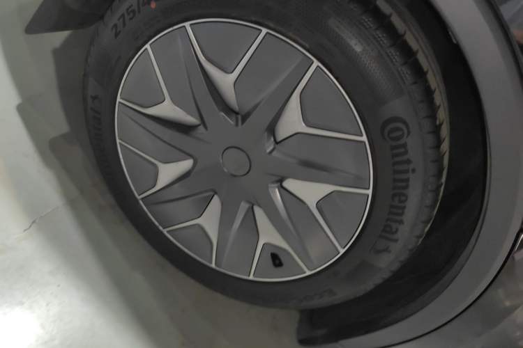 Used Tesla Model Y L 2025 Model Long-Range All-Wheel-Drive Version Right Rear Wheel Hub
