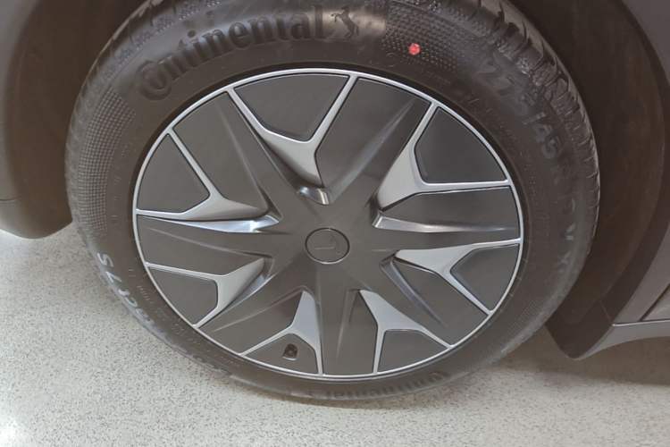 Used Tesla Model Y L 2025 Model Long-Range All-Wheel-Drive Version Right Rear Wheel Hub