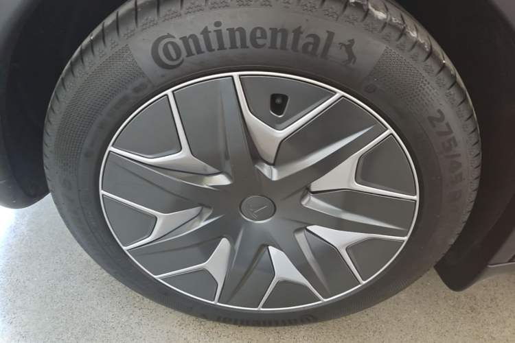 Used Tesla Model Y L 2025 Model Long-Range All-Wheel-Drive Version Right Rear Wheel Hub
