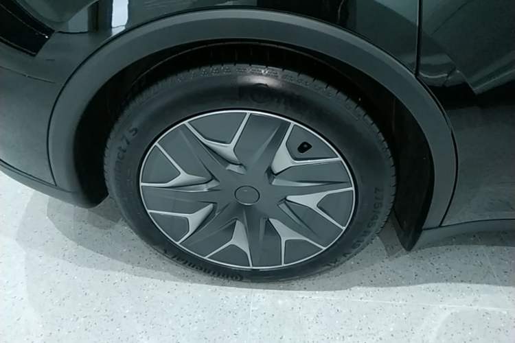 Used Tesla Model Y L 2025 Model Long-Range All-Wheel-Drive Version Right Rear Wheel Hub