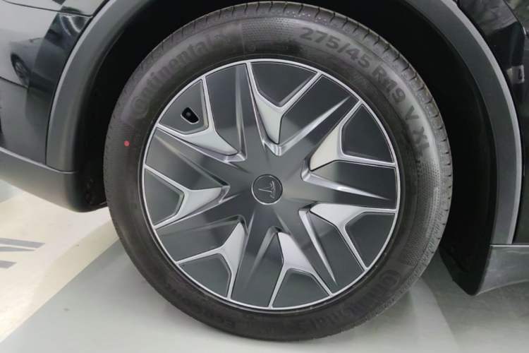 Used Tesla Model Y L 2025 Model Long-Range All-Wheel-Drive Version Right Rear Wheel Hub