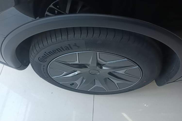 Used Tesla Model Y L 2025 Model Long-Range All-Wheel-Drive Version Right Rear Wheel Hub