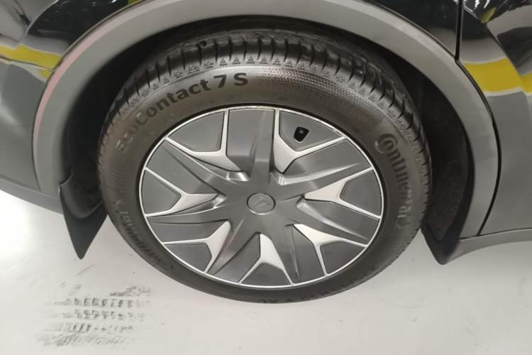 Used Tesla Model Y L 2025 Model Long-Range All-Wheel-Drive Version Right Rear Wheel Hub