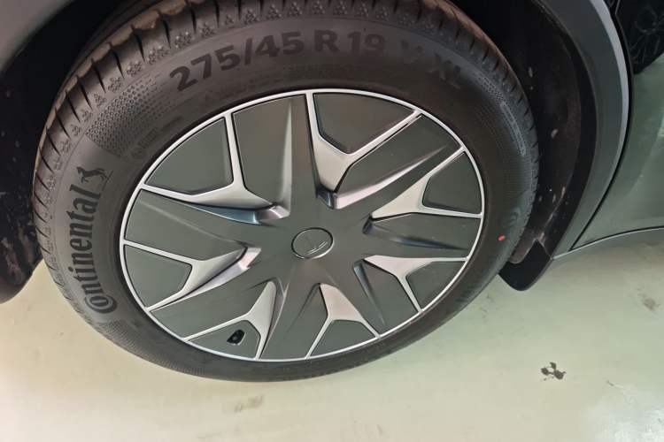 Used Tesla Model Y L 2025 Model Long-Range All-Wheel-Drive Version Right Rear Wheel Hub