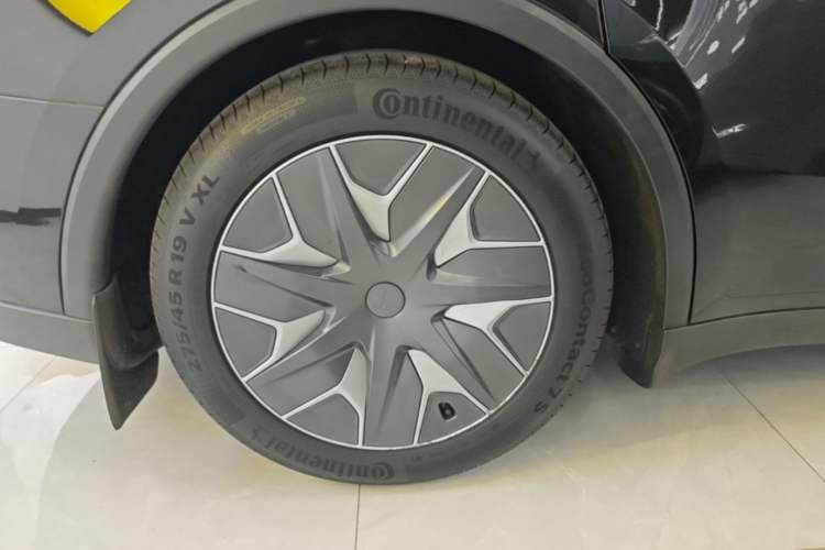 Used Tesla Model Y L 2025 Model Long-Range All-Wheel-Drive Version Right Rear Wheel Hub