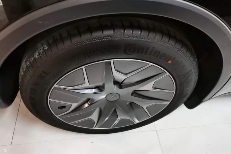Used Tesla Model Y L 2025 Model Long-Range All-Wheel-Drive Version Right Rear Wheel Hub