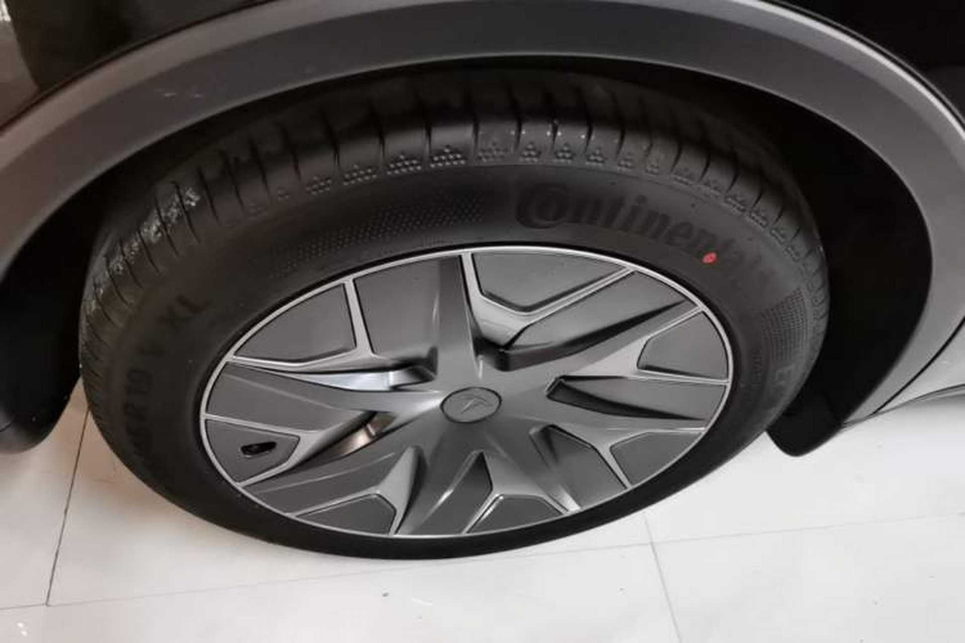 Used Tesla Model Y L 2025 Model Long-Range All-Wheel-Drive Version Right Rear Wheel Hub