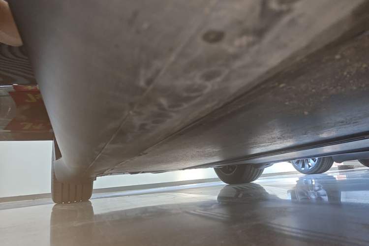 Used Tesla Model Y L 2025 Model Long-Range All-Wheel-Drive Version Right Side Sill