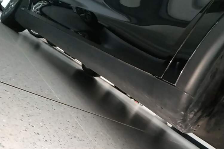Used Tesla Model Y L 2025 Model Long-Range All-Wheel-Drive Version Right Side Sill