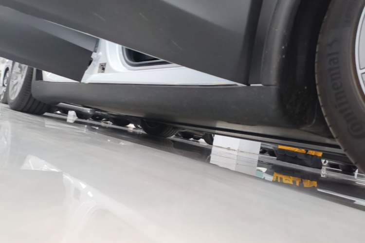 Used Tesla Model Y L 2025 Model Long-Range All-Wheel-Drive Version Right Side Sill